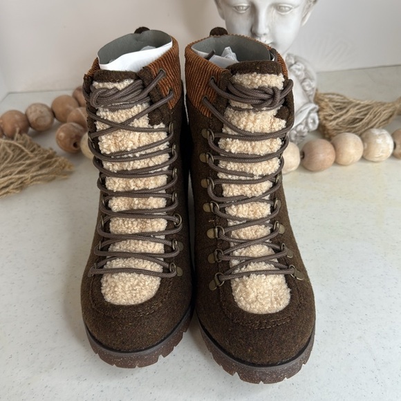 Korks Elin High Pile Fleece Lug Sole Bootie sz 8 - Picture 4 of 11